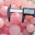 Pied à coulisse mesurant une sphère de quartz rose poli de 48,4 mm en détail - Style Moyen