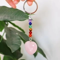 Dettaglio di sette perle chakra e ciondolo a cuore in quarzo rosa nel portachiavi - Cuore di Quarzo Rosa