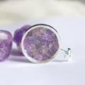 Ciondolo tondo in metallo argento con scaglie di ametista viola e pietre grezze - Ametista