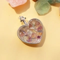 Dettaglio del ciondolo a forma di cuore con pietre di cristallo e cornice in argento - Fluorite Colorata / 29mm
