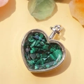 Dettaglio macro del ciondolo per profumo a cuore in cristallo con pietre di malachite - Malachite / 29mm