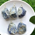 Vue détaillée de cinq pendentifs en lapis-lazuli faits main avec enroulement artistique en argent - Lapis-lazuli