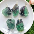 Vue détaillée de cinq pendentifs en fluorite brute faits main dans un plat en céramique - 1-2CM / Fluorite Colorée