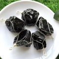 Détails de cinq pendentifs artisanaux en pierre brute noire avec fil d'argent - Obsidienne