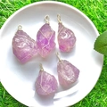 Pendentifs en améthyste faits main avec fil d'argent sur plateau blanc et herbe verte - 1-2CM / Améthyste