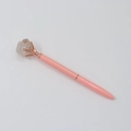 Dettaglio di una penna a sfera rosa con un grande cristallo naturale incastonato in oro rosa - Cristallo di rocca