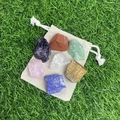 7 Chakra natuurlijke edelstenen set met linnen zakje op groen gras voor healing - Katoen Linnen Tas Ruwe Chakra Stenen