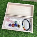 Genezende kristallen cadeauset met chakra-stenen en lavaband in houten doosje - Houten Doos Lava Chakra Armband En Ruwe Stenen