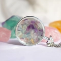 Portachiavi bottiglia dei desideri tonda con pendente in pietre di cristallo viola - Fluorite Colorata