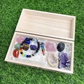 Natuurlijke kristallen geschenkset met edelstenen en chakra-armband in houten kistje - Houten Doos Energie Ornament En Gemengde Ruwe Stenen