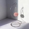 Sfera di quarzo rosa appesa su supporto metallico argentato con rete di perline - Argento