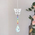 Attrape-soleil papillon argenté avec perles arc-en-ciel et pendentif en cristal - Papillon
