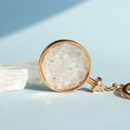Elegante portachiavi tondo dorato con pendente trasparente pieno di pietre di cristallo - Cristallo di rocca
