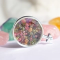 Ronde zilveren hanger gevuld met kleurrijke gemengde kristallen en steentjes - Regenboogtoermalijn 1