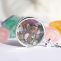 Ronde zilveren sleutelhanger hanger met kleurrijke natuurlijke kristallen steentjes - Regenboogtoermalijn 2