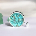 Zilveren ronde hanger sleutelhanger gevuld met natuurlijke turquoise steenfragmenten - Turkoois
