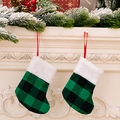 Lot de deux chaussettes de Noël à carreaux verts et noirs avec bordure en fausse fourrure - Carreaux Vert et Noir