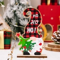 Gnome de Noël en bois avec chapeau à carreaux rouge et noir et texte HO HO HO sur socle - Style Nain (HO HO HO!)