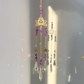 Acchiappasole loto in ametista con dettagli dorati e prismi di cristallo da appendere - 48cm / Ametista