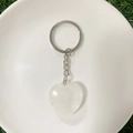 Gepolijste witte hartvormige kristallen hanger sleutelhanger met zilveren metalen ring - Bergkristal