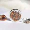 Sleutelhanger met wensflesje gevuld met tijgeroog kristallen en zilverkleurige metalen ring - Tijgeroog stenen armband