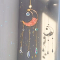 Sonnenfänger mit rosa Kristallen, goldenem Mondrahmen und Regenbogen-Prismenanhängern - Wassermelonenrot