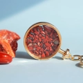 Portachiavi tondo dorato con bottiglia dei desideri e schegge di diaspro rosso - Diaspro Rosso