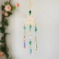 Lotus Sonnenfänger mit grünen Steinen und Kristallprismen an einer weißen Wand aufgehängt - Aventurin-Jade