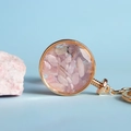 Portachiavi con bottiglia dei desideri in cristallo rosa e cornice d'oro su sfondo blu - Kunzite