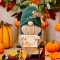 Herfstkabouter met donkergroene muts en Hello Pumpkin bordje voor oogstdecor - Groen