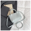 Bolso tipo cubo azul claro en cuero texturizado con asa superior y correa larga - Azul