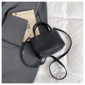Bolso cubo minimalista negro con textura de lichi y correa larga ajustable - Negro