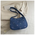 Détail du sac bandoulière en denim bleu avec imprimés nœuds colorés et fermeture zippée - Bleu foncé