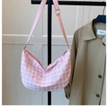Detail of pink gingham underarm bag with cute heart and bear embroidery patterns - Standard / Pink