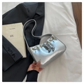 Borsa a tracolla argento minimalista con coulisse decorativa e occhielli d'oro - Argento