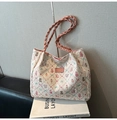 Détail du sac cabas imprimé ours et cœur avec anses tressées roses et embossage - Rose Sans Pendentif