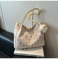 Détail du sac cabas à imprimé ours avec texture plissée et pendentif étoile en peluche - Blanc Avec Pendentif