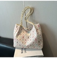 Détail des poignées en corde tissée et du motif d'ours floral sur un sac cabas chic - Blanc Sans Pendentif