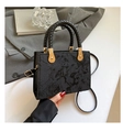 Elegante schwarze Jacquard-Handtasche mit geflochtenen Griffen und goldenen Beschlägen - Schwarz