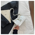 Dettaglio borsa sottobraccio bianca lucida con occhielli dorati e laccetto decorativo - Bianco