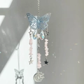 Acchiappasole a farfalla blu con cristalli rosa e decorazioni di luna e stelle - Quarzo rosa / 23cm