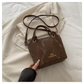 Bolso de mano de cuero arrugado marrón oscuro con doble asa y herrajes plateados - café