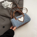 Blaue flauschige Fleece-Handtasche mit weißem Herz-Patch und braunen Lederriemen für Winter - Blau
