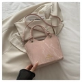 Bolso rosa con patrón de mármol en cuero sintético con asas y bandolera - Rosa