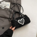 Schwarze Plüsch-Handtasche mit Herz-Patch auf einem stilvollen grauen Anzug - Schwarz
