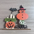 Détail de déco d'Halloween en bois avec citrouilles et panneaux Welcome et Boo - Style Citrouille à Ressort