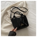 Elegante bolso de mano en cuero plisado negro con logo dorado y correa de hombro - Negro