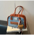 Schultertasche aus blauem Denim und braunem Leder mit einem Plüschbären-Anhänger - Mit Anhänger / Braun