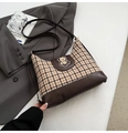 Retro Schultertasche mit beigem Karomuster, Bärchen-Stickerei und braunem Schultergurt - Khaki mit Kaffee