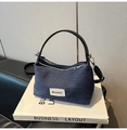 Detalle de bolso vaquero azul con asa de cuero negro y parche de marca MJJI37 - Estilo básico / Negro Denim